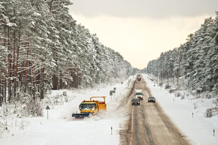 Trešdienas rītā apgrūtināti braukšanas apstākļi teju visā Latvijā