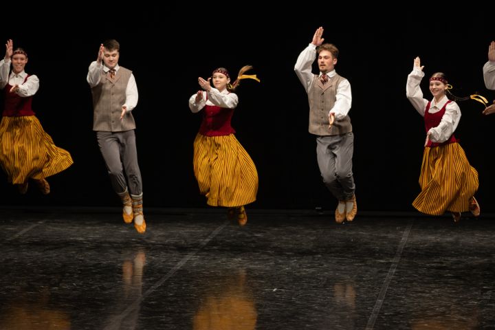 FOTO: Vairāki simti dejotāju aizvadījuši Ogres novada jauniešu deju kolektīvu skati