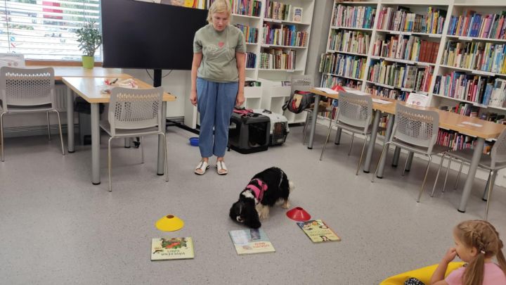 FOTO:Ikšķiles pilsētas bibliotēkā realizēts neparasts projekts – ar kanisterapijas palīdzību veicināts bērnu lasītprieks