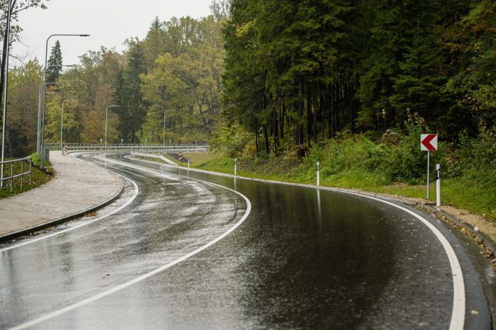"Latvijas Valsts ceļi": Lietavu laikā autovadītājiem jārēķinās ar akvaplanēšanas risku