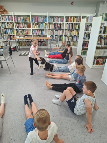 FOTO:Ikšķiles pilsētas bibliotēkā realizēts neparasts projekts – ar kanisterapijas palīdzību veicināts bērnu lasītprieks