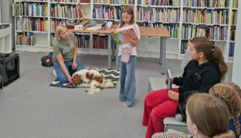 FOTO:Ikšķiles pilsētas bibliotēkā realizēts neparasts projekts – ar kanisterapijas palīdzību veicināts bērnu lasītprieks