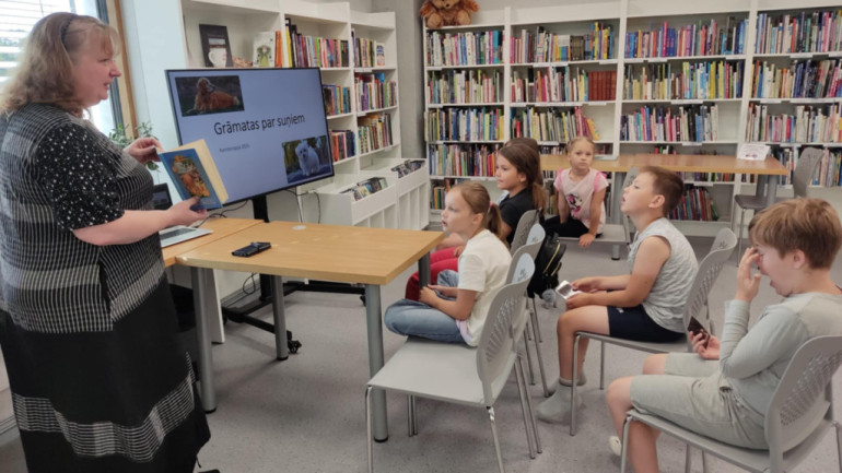 FOTO:Ikšķiles pilsētas bibliotēkā realizēts neparasts projekts – ar kanisterapijas palīdzību veicināts bērnu lasītprieks