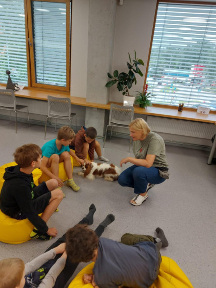 FOTO:Ikšķiles pilsētas bibliotēkā realizēts neparasts projekts – ar kanisterapijas palīdzību veicināts bērnu lasītprieks