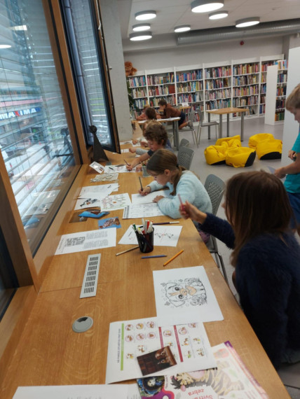 FOTO:Ikšķiles pilsētas bibliotēkā realizēts neparasts projekts – ar kanisterapijas palīdzību veicināts bērnu lasītprieks