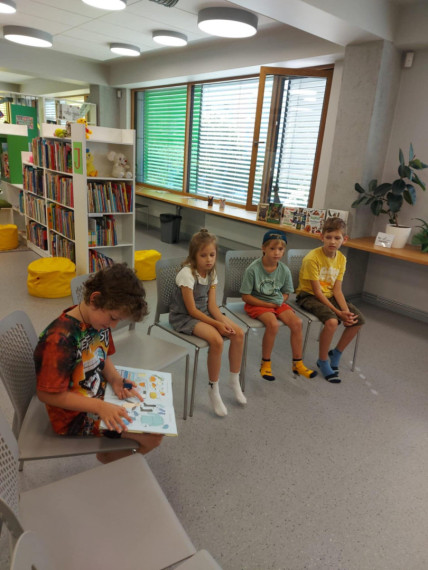 FOTO:Ikšķiles pilsētas bibliotēkā realizēts neparasts projekts – ar kanisterapijas palīdzību veicināts bērnu lasītprieks