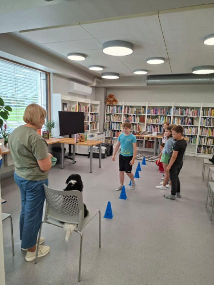 FOTO:Ikšķiles pilsētas bibliotēkā realizēts neparasts projekts – ar kanisterapijas palīdzību veicināts bērnu lasītprieks