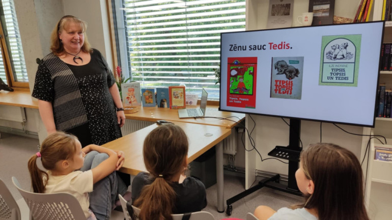 FOTO:Ikšķiles pilsētas bibliotēkā realizēts neparasts projekts – ar kanisterapijas palīdzību veicināts bērnu lasītprieks