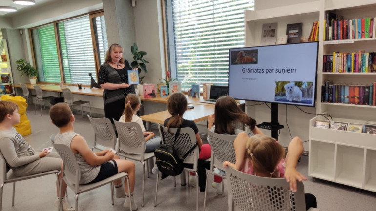 FOTO:Ikšķiles pilsētas bibliotēkā realizēts neparasts projekts – ar kanisterapijas palīdzību veicināts bērnu lasītprieks