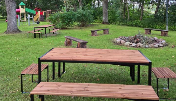 Tomes parkā jauns labiekārtojums – galdi un soli parka apmeklētājiem