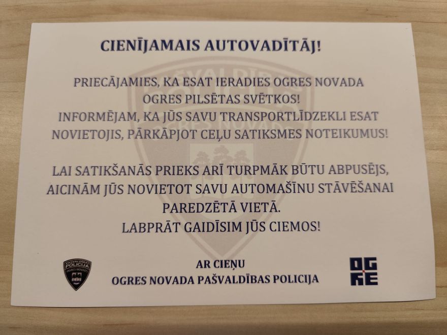 Ogres pilsētas svētkos sievieti patīkami pārsteidzis policistu jaukais žests soda vietā