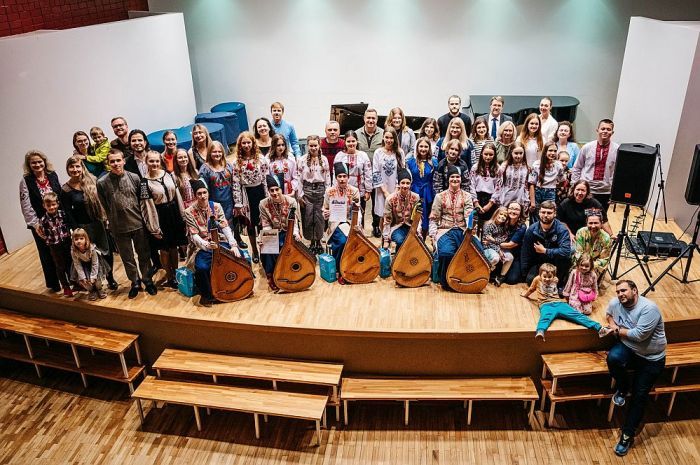 Foto: Ar aizkustinošu koncertu noslēgusies mūzikas nometne bērniem no Ukrainas