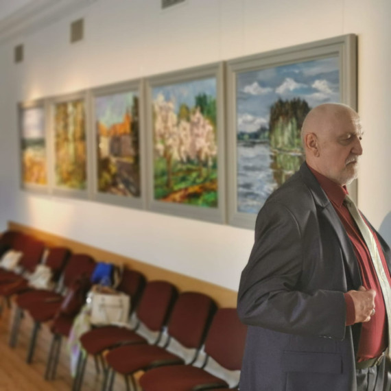 FOTO: Latvijas dabas burvība Valda Kaprāļa gleznās: ieskats izstādes atklāšanā