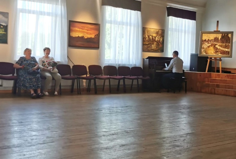 FOTO: Latvijas dabas burvība Valda Kaprāļa gleznās: ieskats izstādes atklāšanā