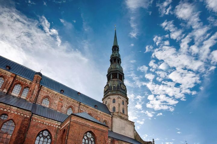 Rīgas Sv.Pētera baznīcā atrasti 17.gadsimtā veidoti ēkas ieejas portāla fragmenti