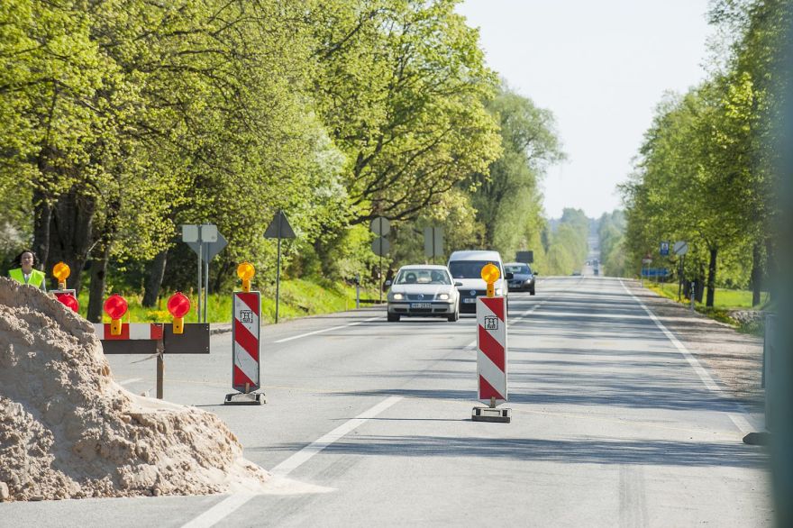 29 valsts ceļu posmos jārēķinās ar satiksmes ierobežojumiem, tostarp Tīnūžu virzienā