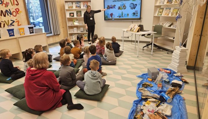 Ogres Centrālajā bibliotēkā bērni iepazīstas ar vides jautājumiem