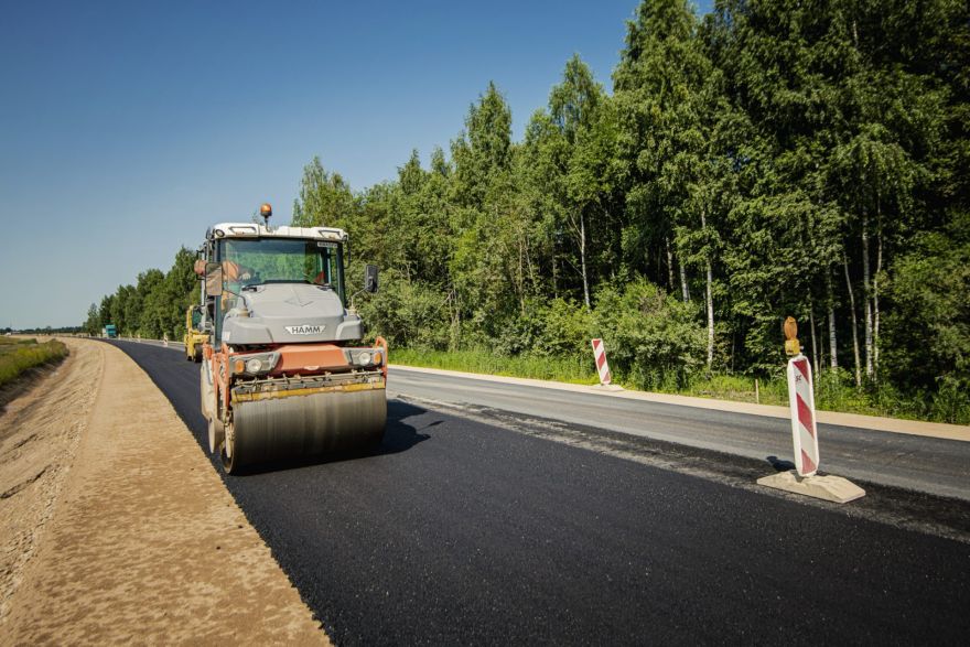 Autovadītāju ievērībai: uz Tīnūžu šosejas atjauno segumu, ieviesti satiksmes ierobežojumi