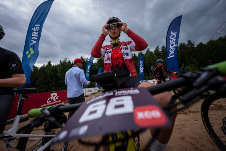 FOTO: “cb–xp” Latvijas kausa MTB XCO krosā Ogres posmā lieliska sportiskā cīņa – elitē uzvar Celitāns un Rodionova