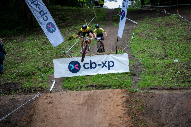 FOTO: “cb–xp” Latvijas kausa MTB XCO krosā Ogres posmā lieliska sportiskā cīņa – elitē uzvar Celitāns un Rodionova