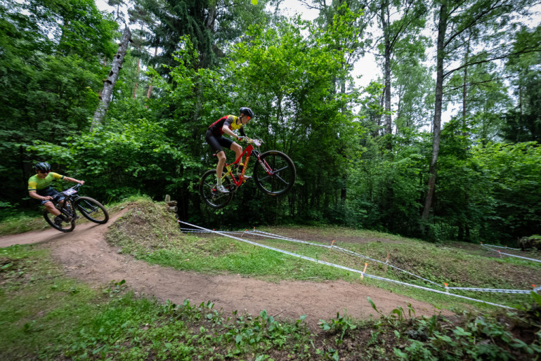 FOTO: “cb–xp” Latvijas kausa MTB XCO krosā Ogres posmā lieliska sportiskā cīņa – elitē uzvar Celitāns un Rodionova