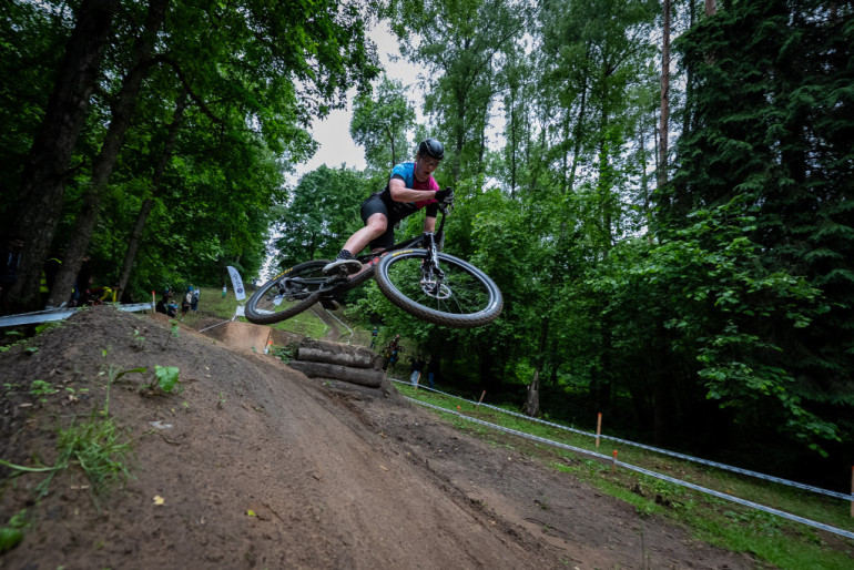 FOTO: “cb–xp” Latvijas kausa MTB XCO krosā Ogres posmā lieliska sportiskā cīņa – elitē uzvar Celitāns un Rodionova
