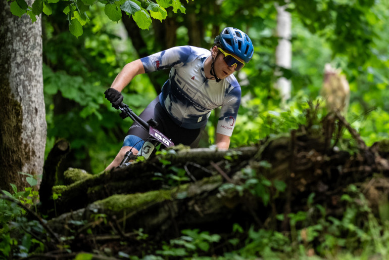 FOTO: “cb–xp” Latvijas kausa MTB XCO krosā Ogres posmā lieliska sportiskā cīņa – elitē uzvar Celitāns un Rodionova