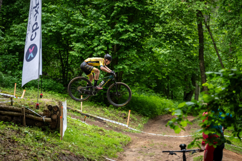 FOTO: “cb–xp” Latvijas kausa MTB XCO krosā Ogres posmā lieliska sportiskā cīņa – elitē uzvar Celitāns un Rodionova