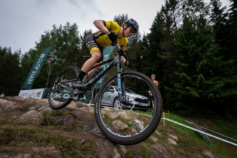 FOTO: “cb–xp” Latvijas kausa MTB XCO krosā Ogres posmā lieliska sportiskā cīņa – elitē uzvar Celitāns un Rodionova