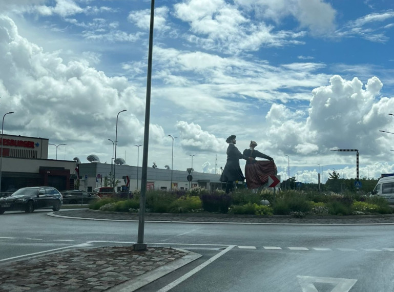 Ogrē jauni iemītnieki! Atnākuši līgotāji vairāku metru garumā