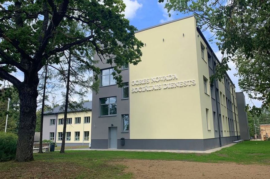 Asa sižeta filmas cienīgi notikumi Ogrē: agresīvi noskaņota sieviete sociālajā dienestā ierodas ar cirvi
