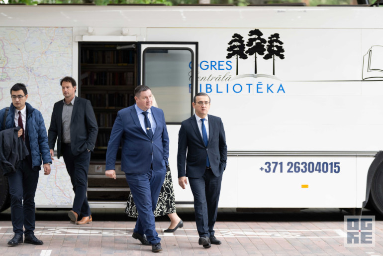 FOTO: Ogrē tika uzņemts Uzbekistānas vēstnieks Latvijā