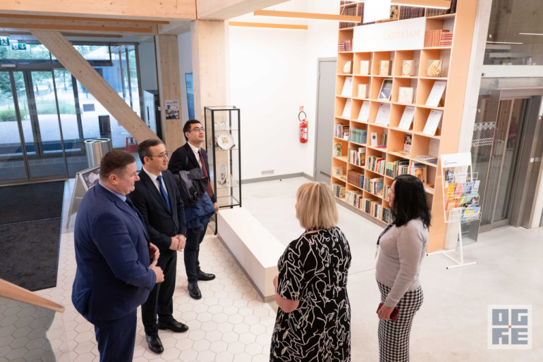 FOTO: Ogrē tika uzņemts Uzbekistānas vēstnieks Latvijā