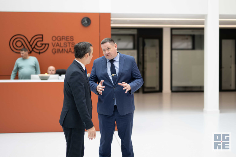 FOTO: Ogrē tika uzņemts Uzbekistānas vēstnieks Latvijā
