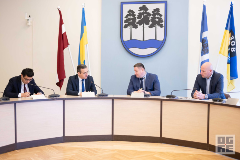 FOTO: Ogrē tika uzņemts Uzbekistānas vēstnieks Latvijā