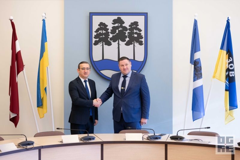 FOTO: Ogrē tika uzņemts Uzbekistānas vēstnieks Latvijā