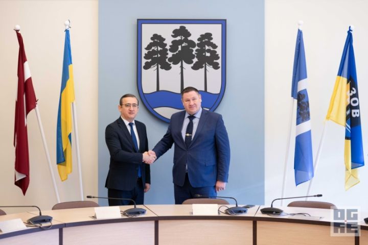 FOTO: Ogrē tika uzņemts Uzbekistānas vēstnieks Latvijā