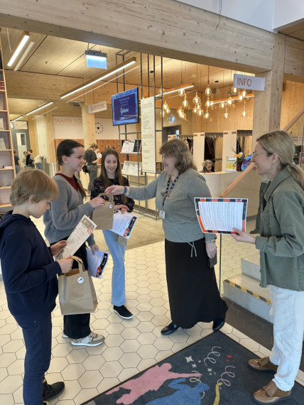 FOTO: Ēnu diena Ogres Centrālajā bibliotēkā