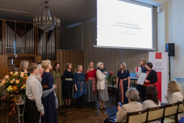 Leposimies, jo mums ir ar kaut ko lepoties – Lielvārdes jostu darinātājas gandarītas par panākumiem