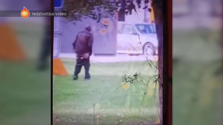 “Netīrs, smirdīgs prasa naudu!” Bijušais policists vecumdienās Ogrē gadiem ilgi diedelē, nepiedienīgi uzvedas