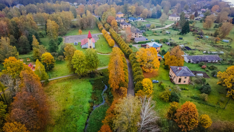 FOTO. Skati kā no pastkartēm! Cilvēki aicināti baudīt zelta rudeni Ķegumā