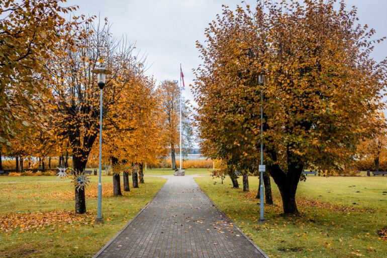 FOTO. Skati kā no pastkartēm! Cilvēki aicināti baudīt zelta rudeni Ķegumā