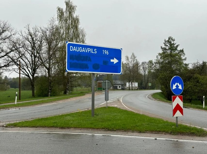Kāds nolēmis ietaupīt valsts budžetu: no 9 ceļa zīmēm Latgalē "pazudušas" norādes uz agresorvalsti