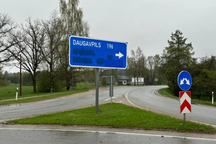 Attēls rakstam: Kāds nolēmis ietaupīt valsts budžetu: no 9 ceļa zīmēm Latgalē "pazudušas" norādes uz agresorvalsti