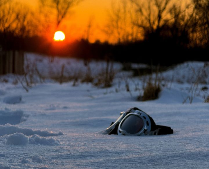 Ogrē alkohola reibumā ilgstoši guļ sniegā un kāpņu telpā pie atkritumu tvertnes