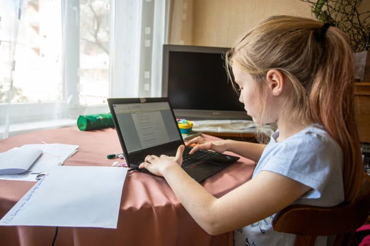 Attēls rakstam: Strīds par bērnu nākotni: klātiene vai attālināti? 