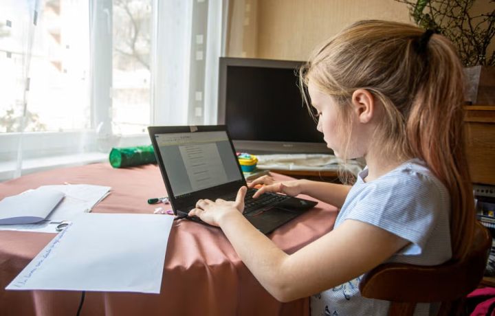 Strīds par bērnu nākotni: klātiene vai attālināti? 