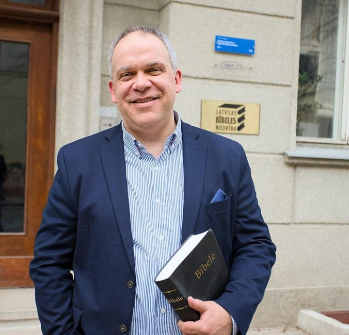 Vēl 500 tautas ir bez Bībeles – Latvijas Bībeles biedrības jaunais vadītājs Pēteris Eisāns uzsver misijas nozīmi