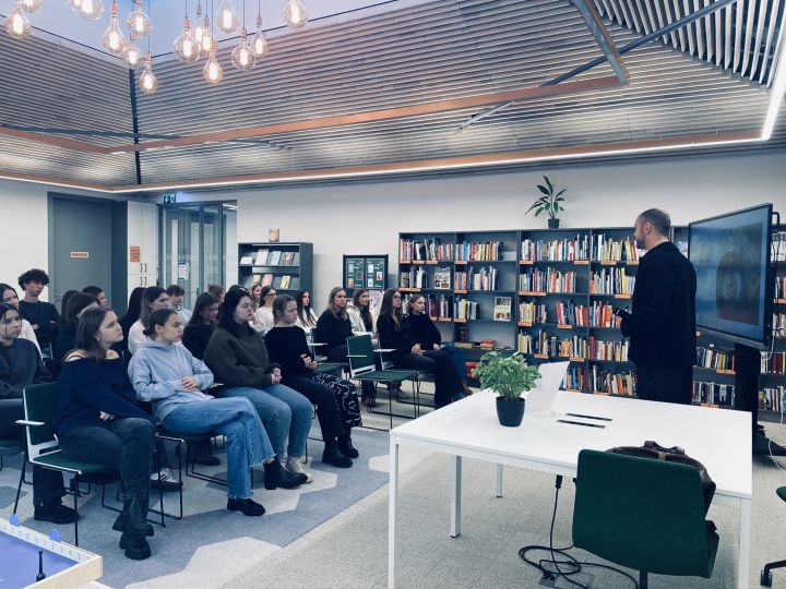 Jaunieši Ogres Centrālajā bibliotēkā tiekas ar restorāna “Brandīns” vadītāju, bārmeni un uzņēmēju Staņislavu Jonānu