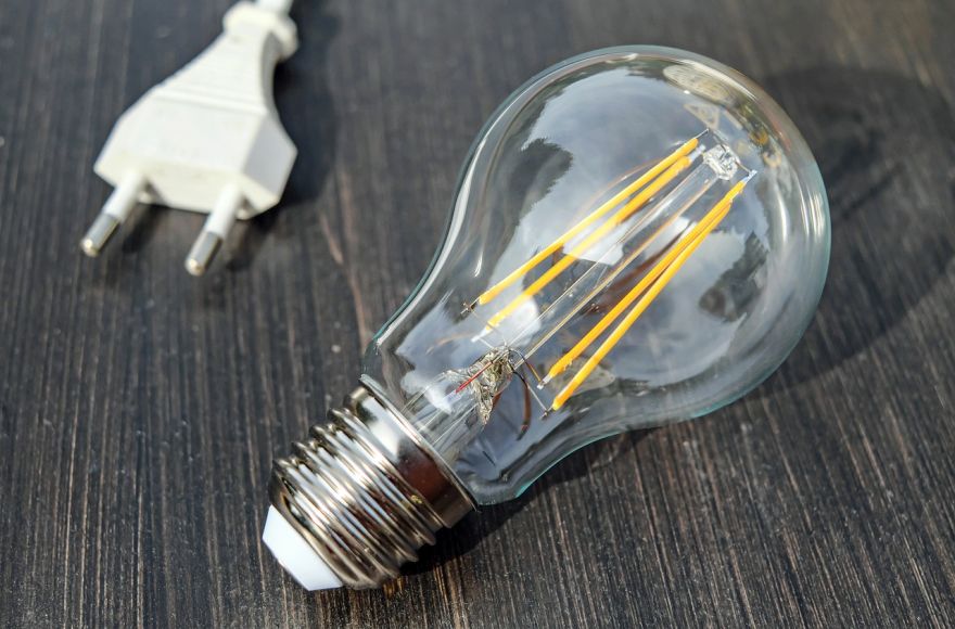 Latvijā pērn reģistrētas 50 sadzīvē gūtas elektrotraumas